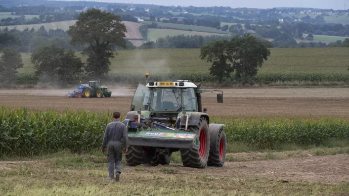 Travaux agricoles dans un champ