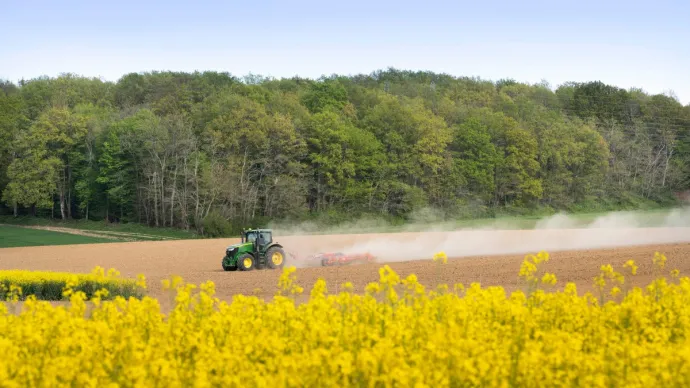 Tracteur dans un champ, voir crédit photo