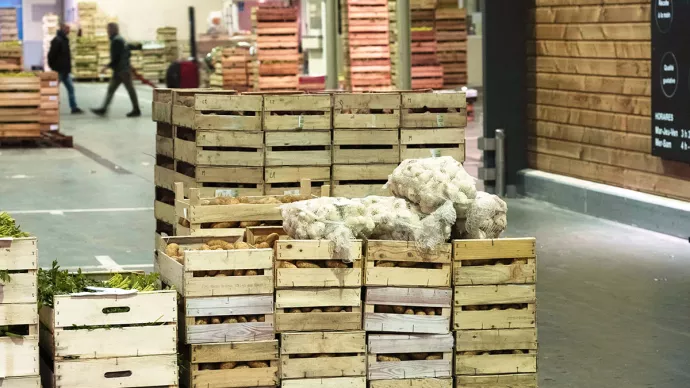 Cagettes de fruits et légumes dans un hangar commercial