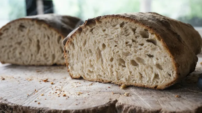 Présentation de pains réalisés par un paysan boulanger