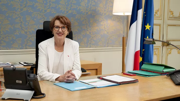 La ministre Annie Genevard à son bureau