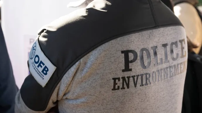 Un agent de l'Office français de la biodiversité (OFB) de dos, voir crédit photo