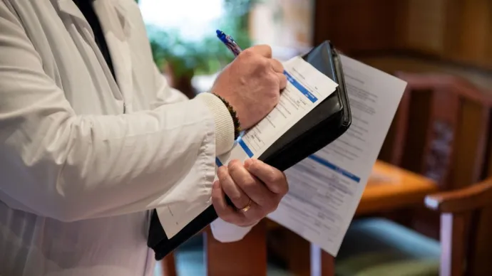 Contrôle de réouverture d'un restaurant. Voir le crédit sous l'image.