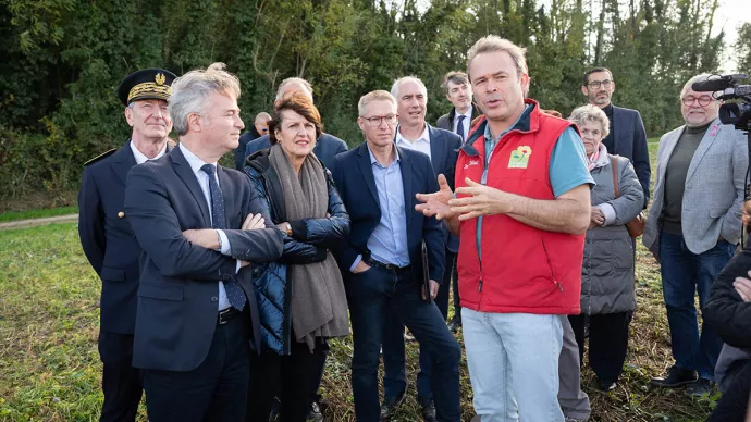 Annie Genevard visite une exploitation agricole dans l’Yonne, le 16 octobre 2025.