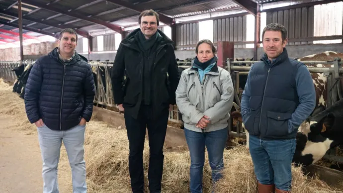 Fabrice Étienne, responsable qualité, Luc Dongé, président de la fromagerie et les deux éleveurs laitiers Aurélie et Cédric Polmard. Voir le crédit sous l'image.