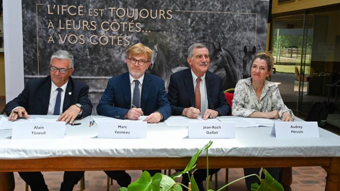 Marc Fesneau signe le nouveau contrat d’objectifs et de performance (COP) de l’Institut français du cheval et de l’équitation (IFCE) pour 2023-2027 