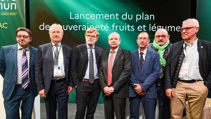 Ministre et participants au lancement du plan fruits et légumes