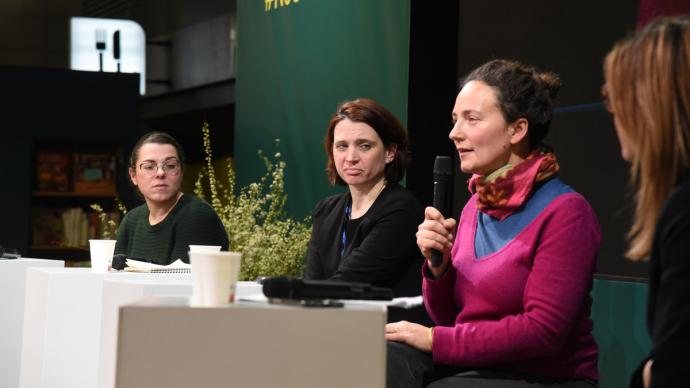 Trois agricultrices parlent de leur métier  à l'occasion d'une table ronde organisée lors du Salon international de l'agriculture le 3 mars 2023.