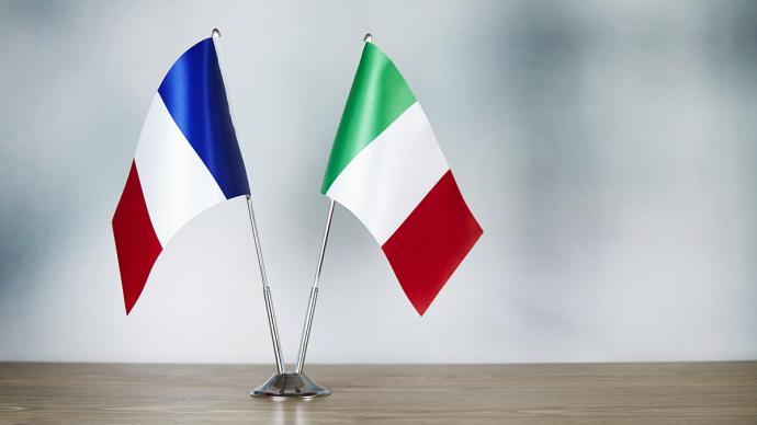 Drapeaux français et italien côte à côte.