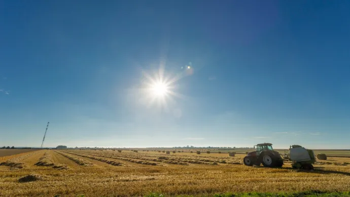Engin agricole dans un champ sous le soleil