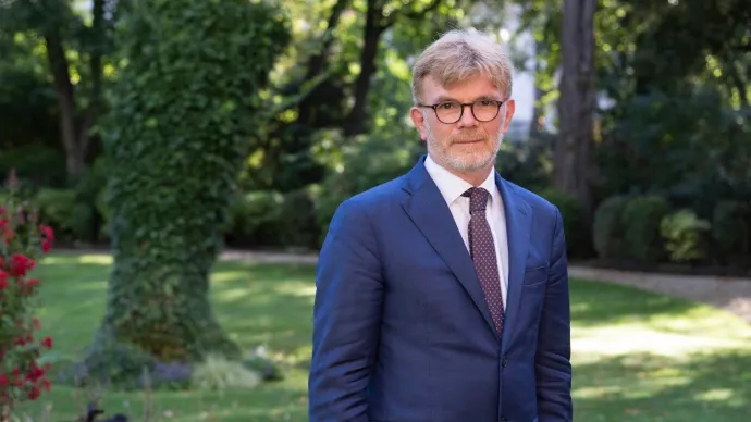 Marc Fesneau posant dans le jardin du ministère de l'agriculture