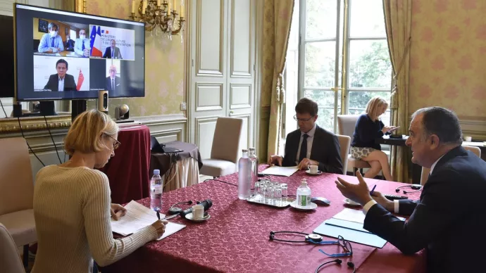 Crédit ci-après