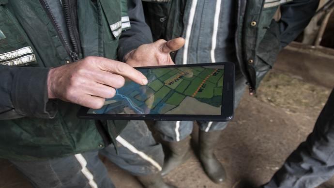 image illustrative : un agriculteur utilise une tablette