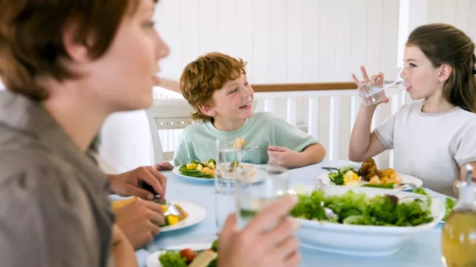 Une famille à table