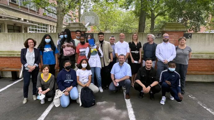 Photo de groupe rassemblant des membres de l'association Un stage et après (USEA), des collègiens et des agents du ministère de l'Agriculture et de l'Alimentation