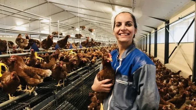 Lucie Gantier et ses poules pondeuses.