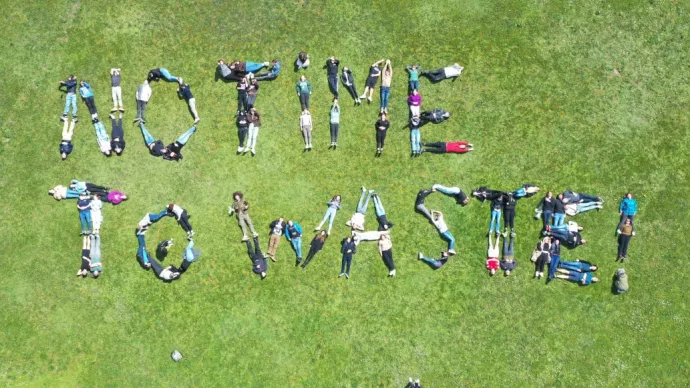 Elèves formant les mots "No Time To Waste"