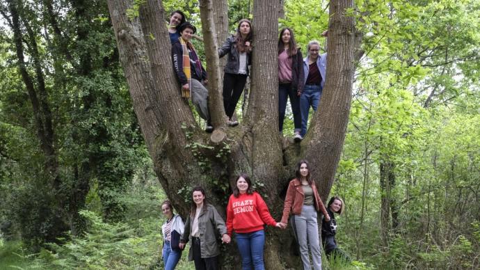 lycéenes déléguées éco-responsables près d'un arbre