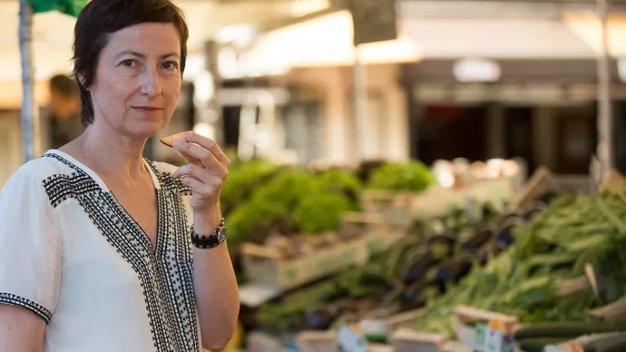 Portrait de Sophie MISE LE BOULEISE, au marché d'Aligre, Paris 12ème.