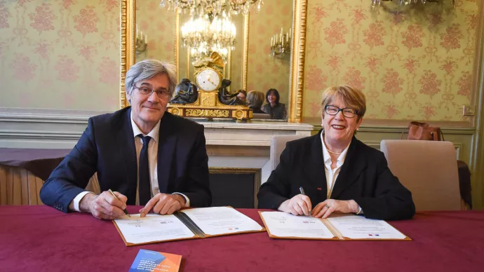 Ci-après crédit