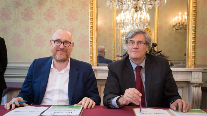 Stéphane Le FOLL, Ministre de l’agriculture, de l’agroalimentaire et de la forêt et Jacques DERONZIER, Président Directeur Général de Davigel en train de signer.