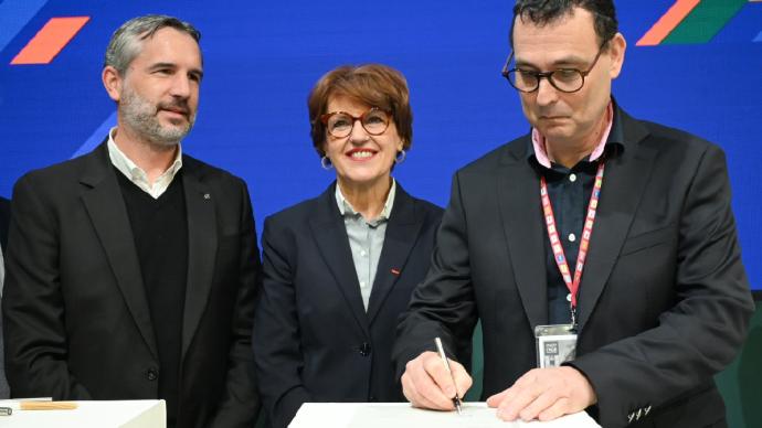 Ministre présente lors d'une signature