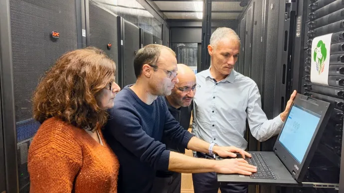Equipe d'informaticiens en action dans une ferme à serveurs