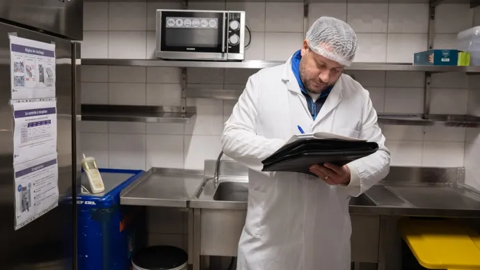 Inspecteur contrôlant une cuisine de restaurant