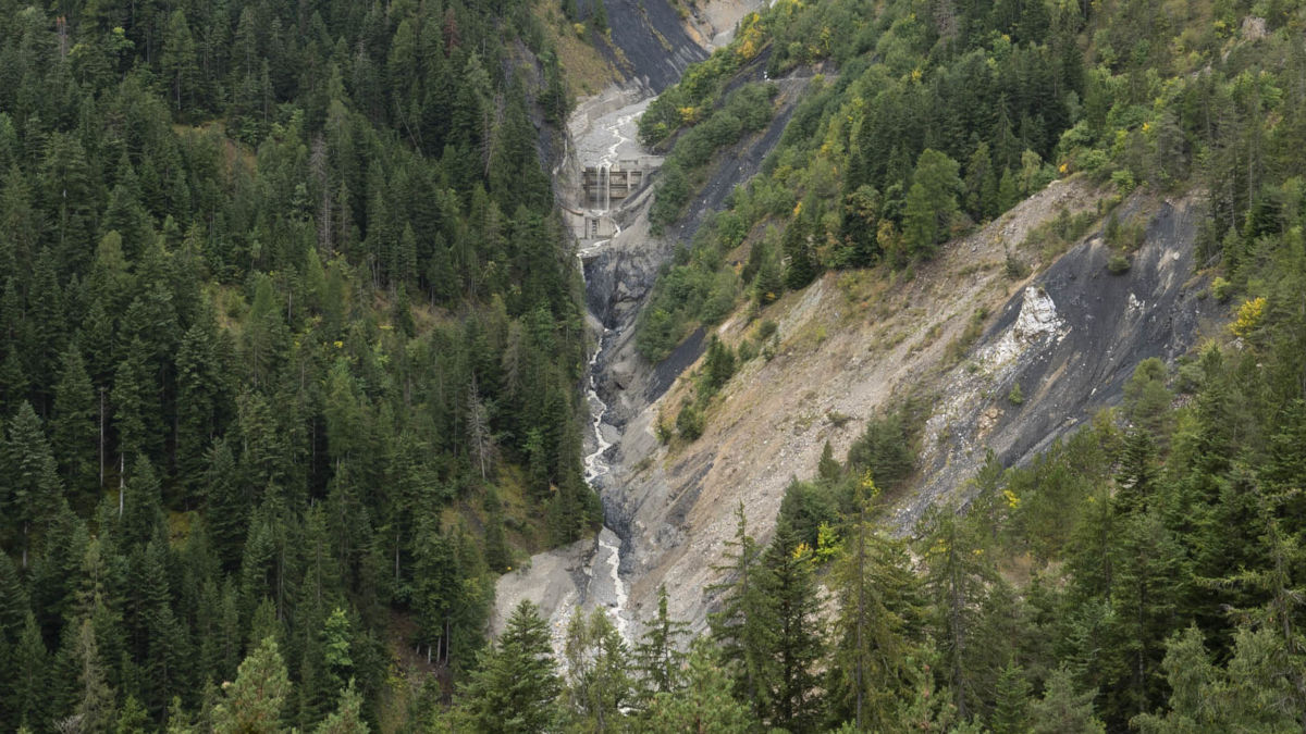 Au sein de l’ONF, les services de restauration des terrains en montagne (RTM) sont chargés de maintenir l'efficacité des barrages appartenant à l’État. Cette mission d’intérêt général s’inscrit dans le cadre d’une politique plus que centenaire de prévention des risques naturels en montagne.