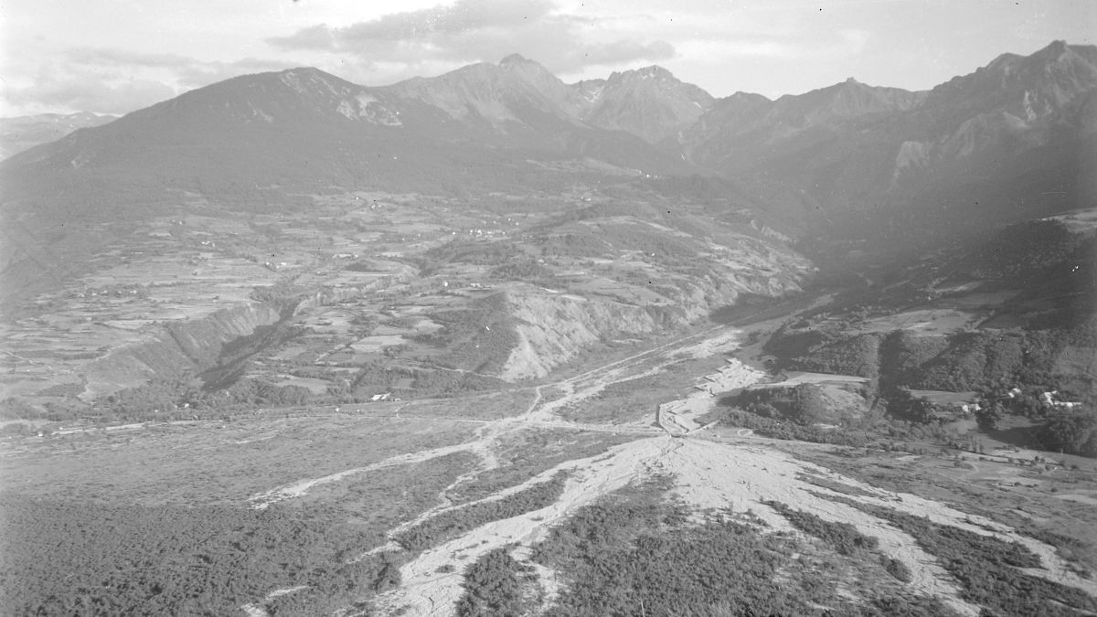 Tout au long du XXe siècle, le reboisement de la montagne a permis de réduire les risques liés aux crues torrentielles. Ici, la vallée du Boscodon vers 1950.